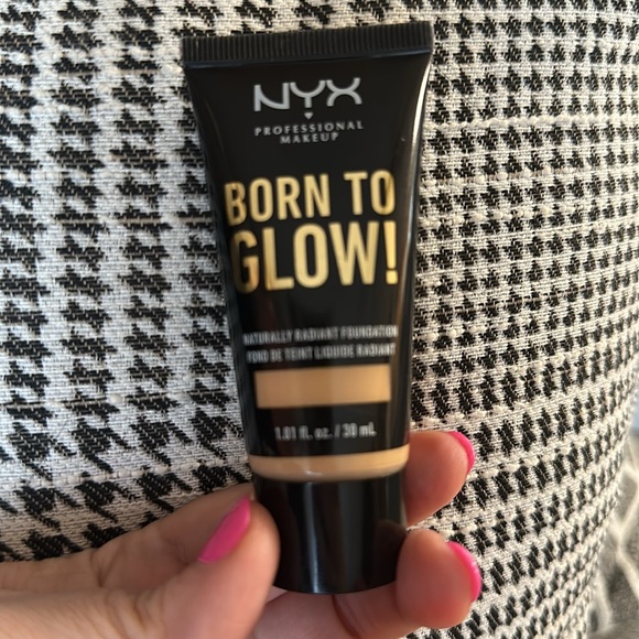 NYX Born To Glow Naturally Radiant Foundation, Medium Coverage Natural NEW - Picture 4 of 5